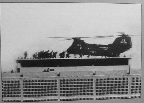 CH-46 trên nóc tòa đại sứ